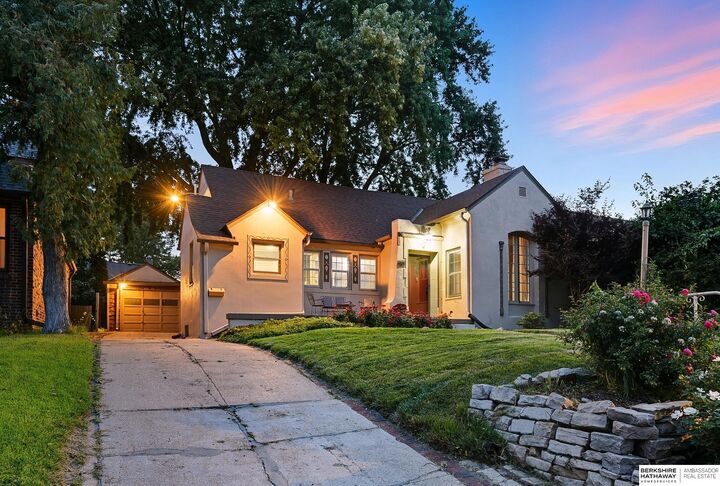 Property Photo:  910 S 58th Street  NE 68106 