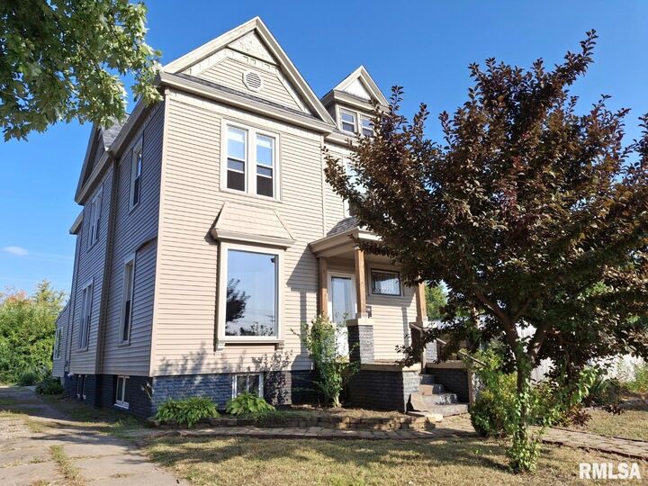 Property Photo:  335 S 5th Avenue  IL 61520 