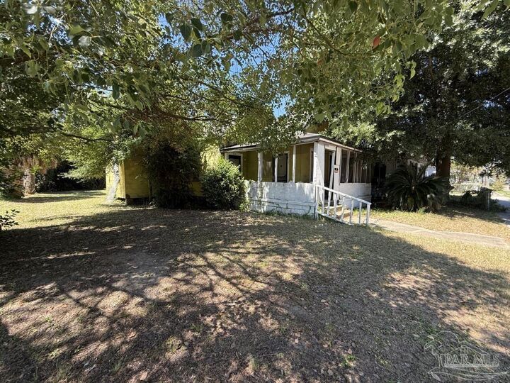 Property Photo:  909 N 6th Ave  FL 32501 