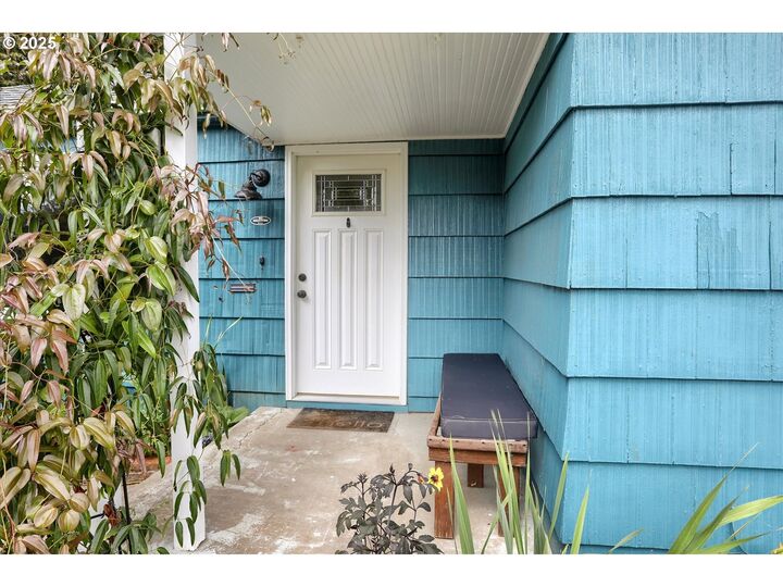 Property Photo:  9311 SE Alder St  OR 97216 