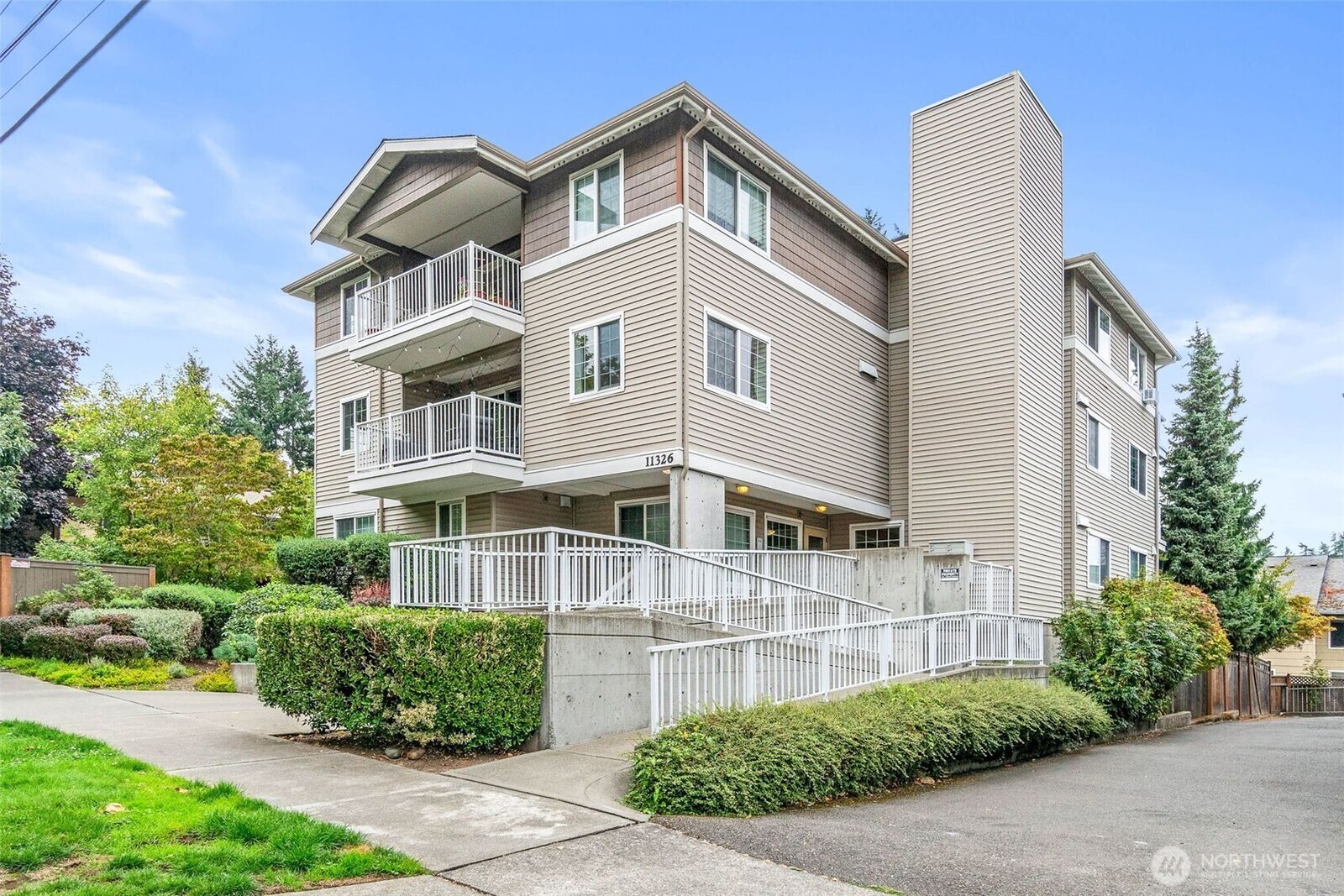 Property Photo: 11326 3rd Avenue NE 204 WA 98125