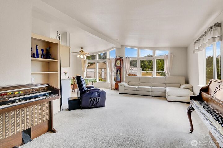 Property Photo: 18425 NE 95th Street 43 WA 98052