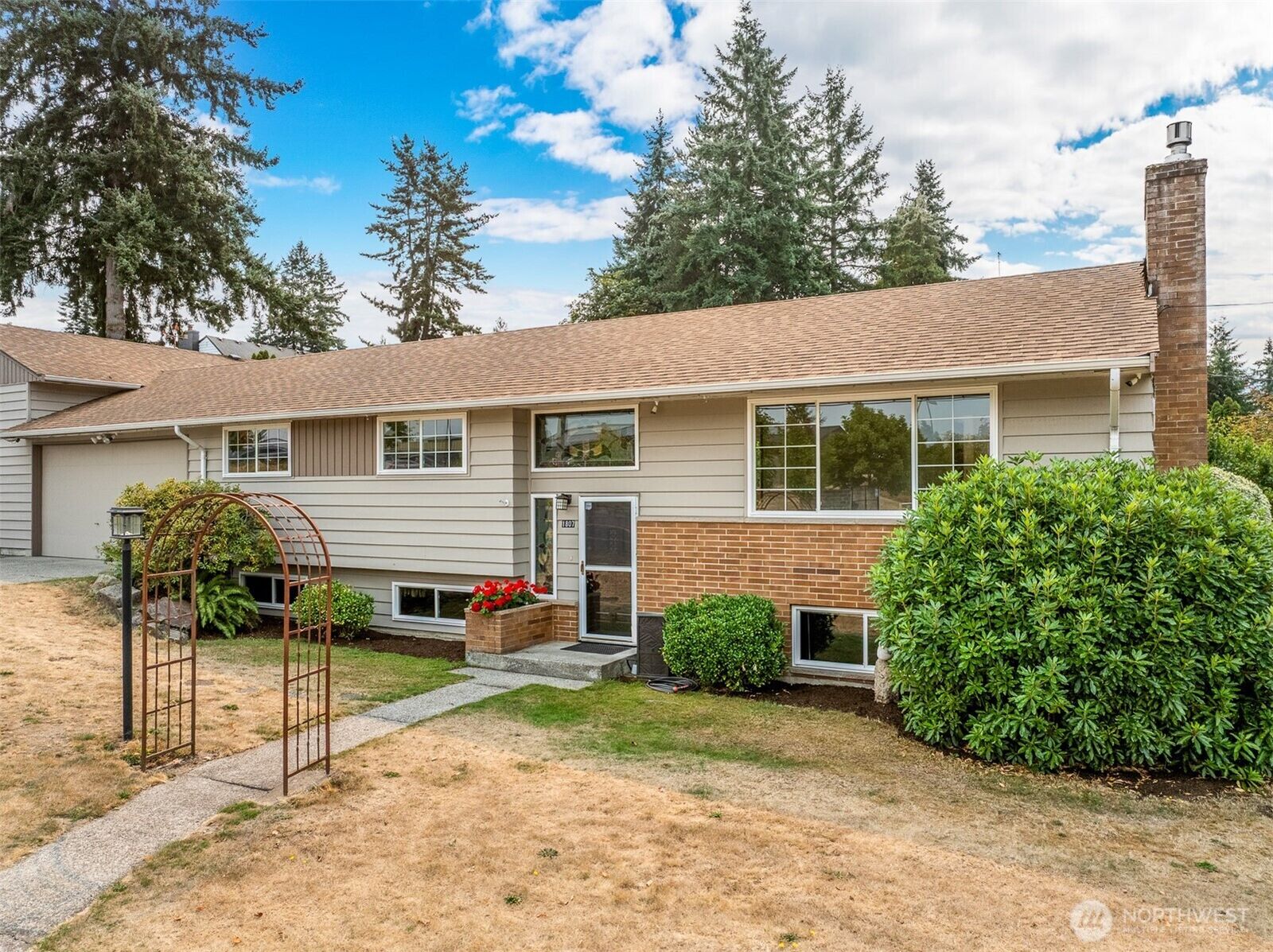 Property Photo:  1807 N 170th Street  WA 98133 