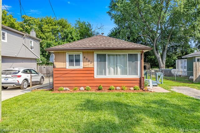 Property Photo:  4900 Lakeview Avenue  MI 48324 