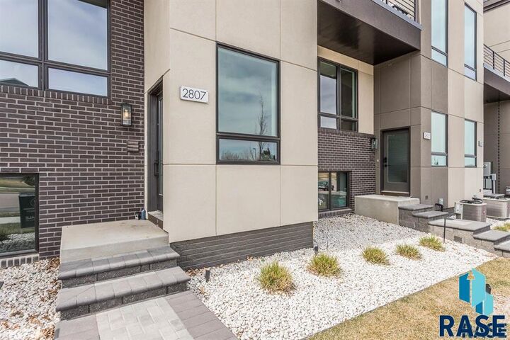 2807 S Terry Ave  Sioux Falls SD 57106 photo