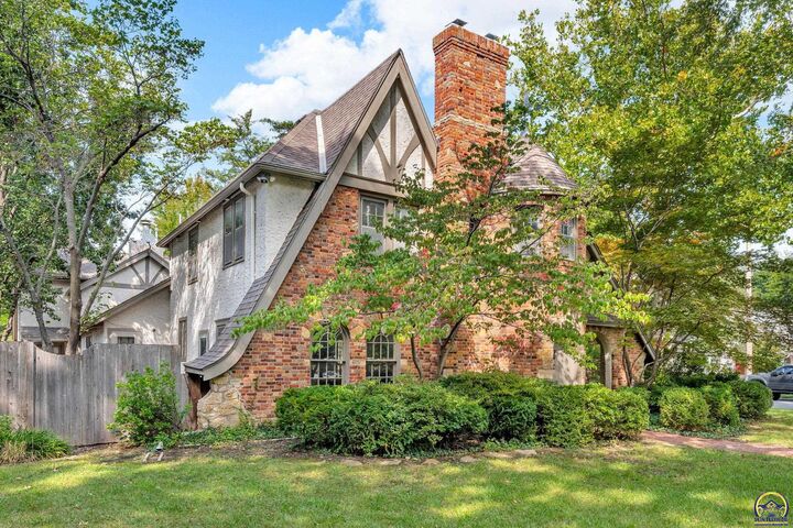 Property Photo:  3100 SW Canterbury Ln  KS 66604 