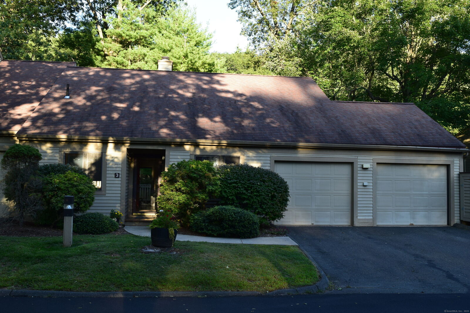 Property Photo:  3 Putnam Lane 3  CT 06001 