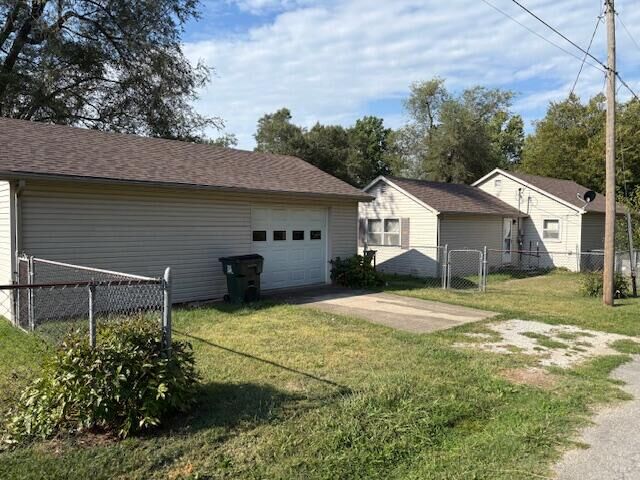 Property Photo: 1000 S Oak Avenue MO 65605