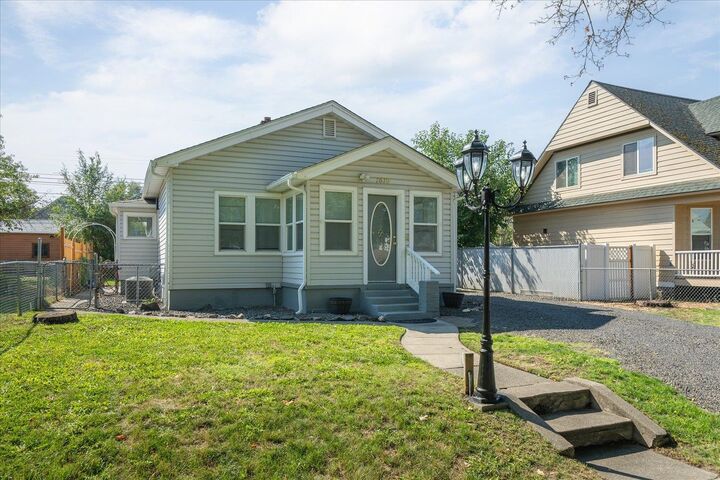 Property Photo:  1519 W Augusta St  WA 99205 