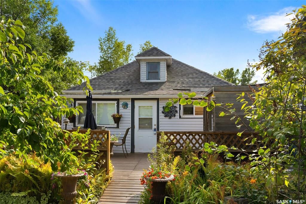 Property Photo:  105 6th Street  SK S0G 4R0 