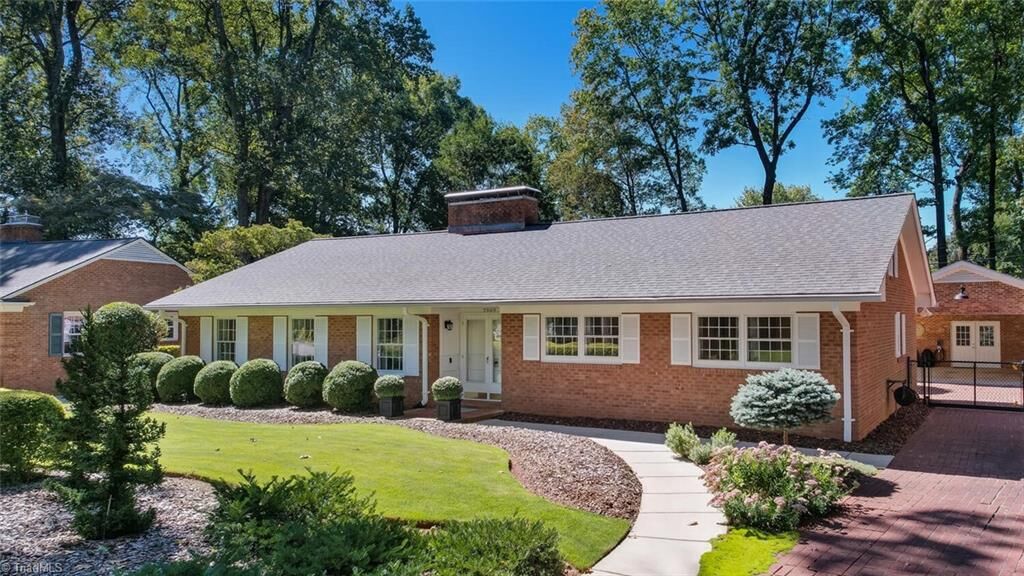 Property Photo:  2909 Northampton Drive  NC 27408 