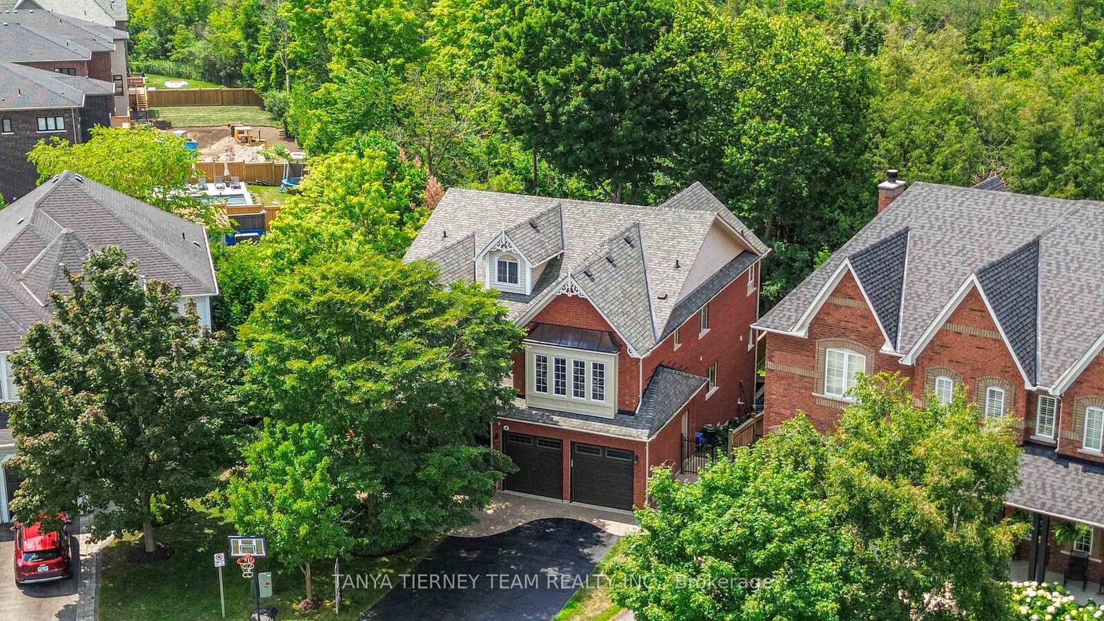 Property Photo: 6 Braddock Court ON L1M 2N1