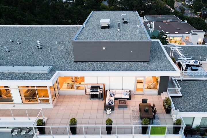 Property Photo:  4009 Rainbow Hill Lane Ph902  BC V8X 0B3 