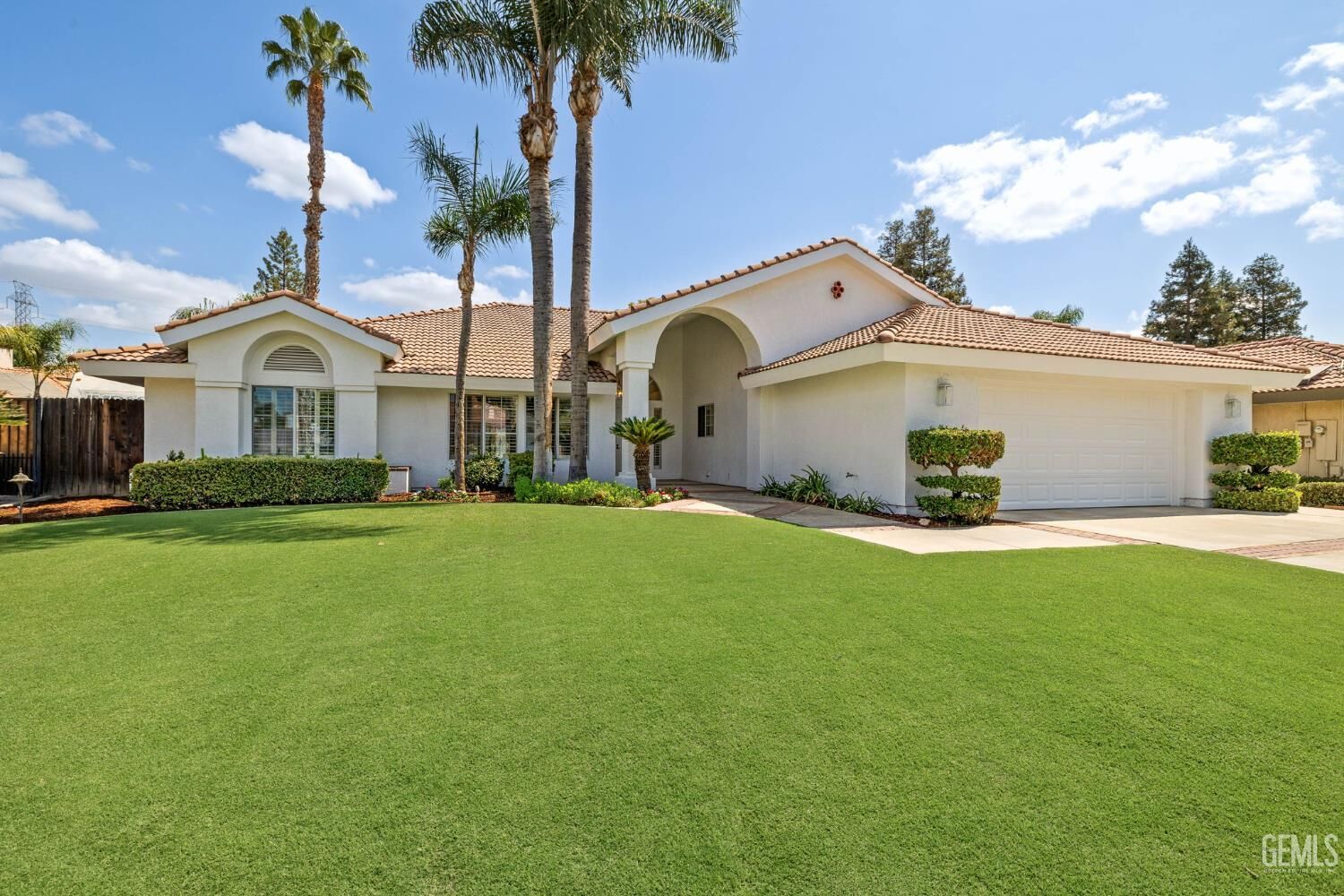 Property Photo: 2508 Oak Crest Court CA 93311