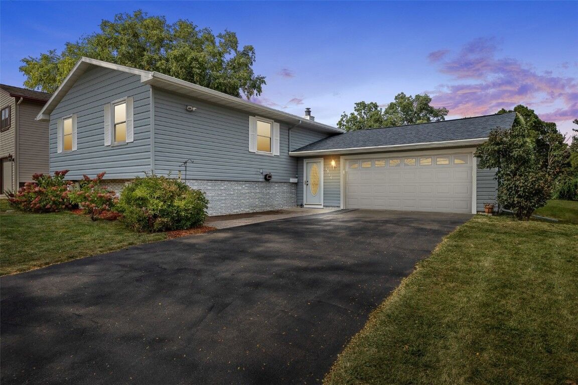 Property Photo:  1814 Shawnee Ct NW  IA 52405 