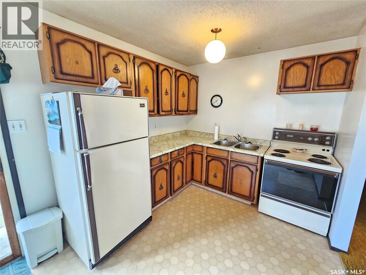 Property Photo:  1031 7th Avenue NE  SK S6H 1N9 