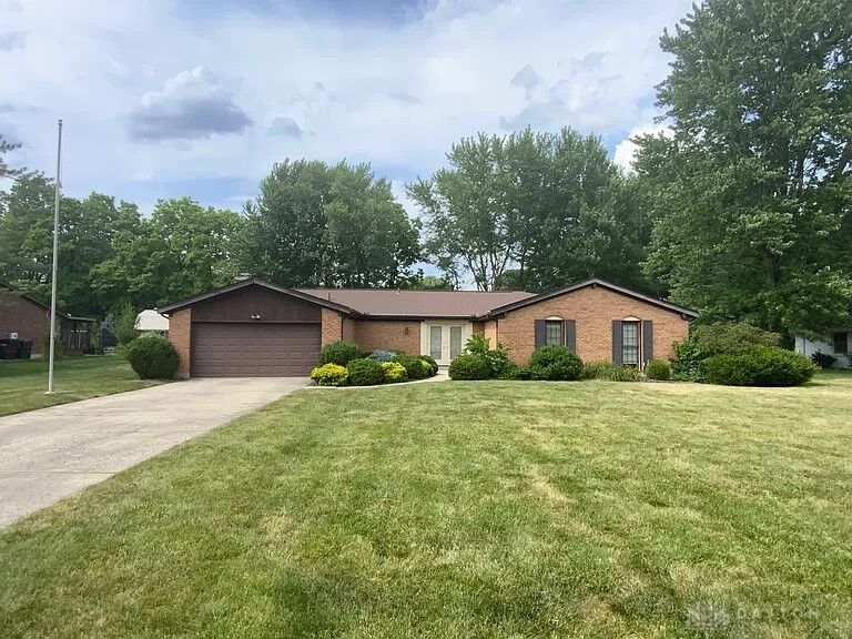 Property Photo:  1725 Greenbriar Drive  OH 45373