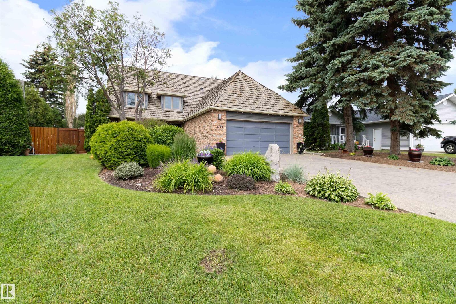 Property Photo:  433 Village Drive  AB T8A 4K1 