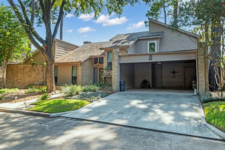 Property Photo: 179 Old Bridge Lk TX 77069