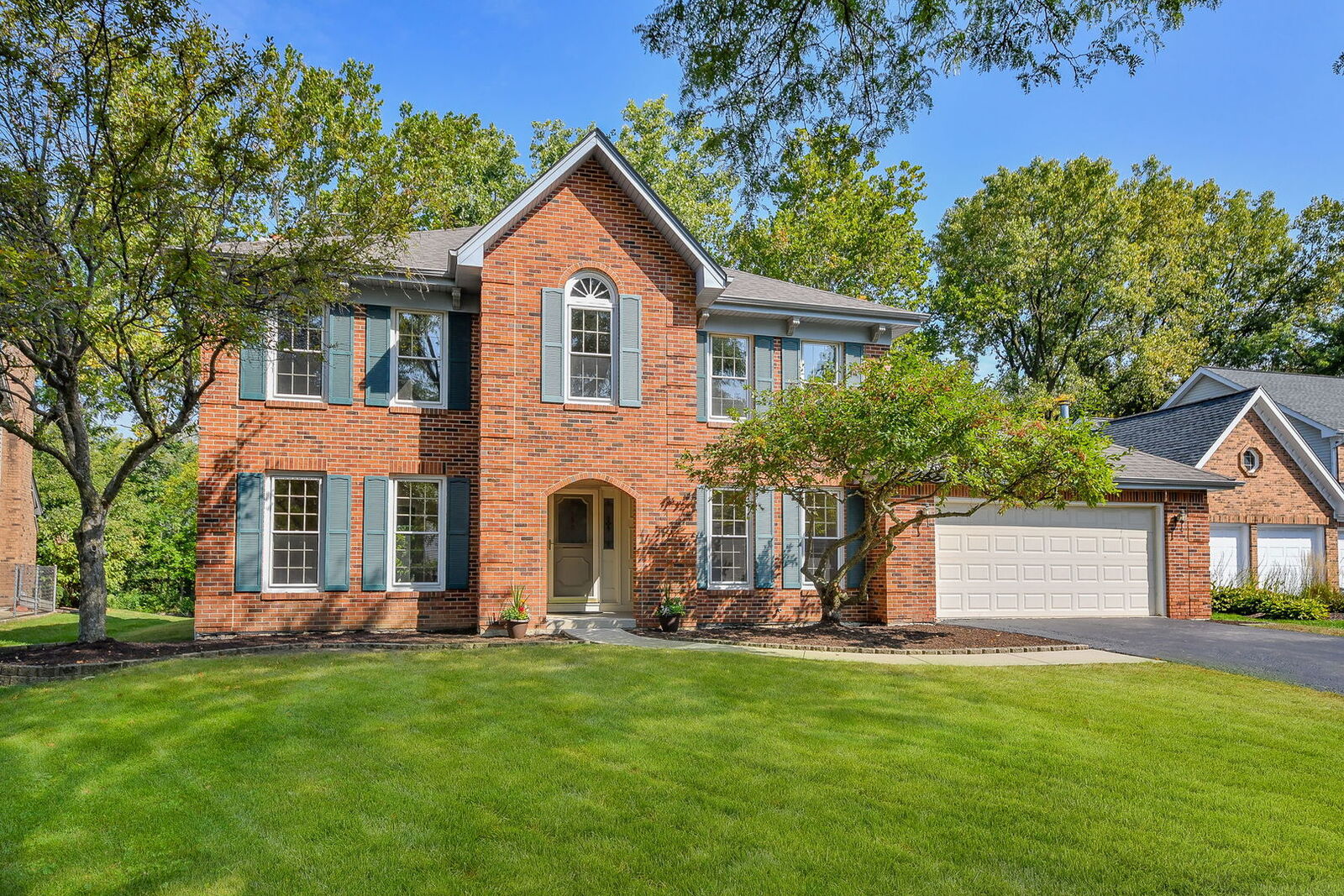 Property Photo:  825 Biltmore Court  IL 60563 