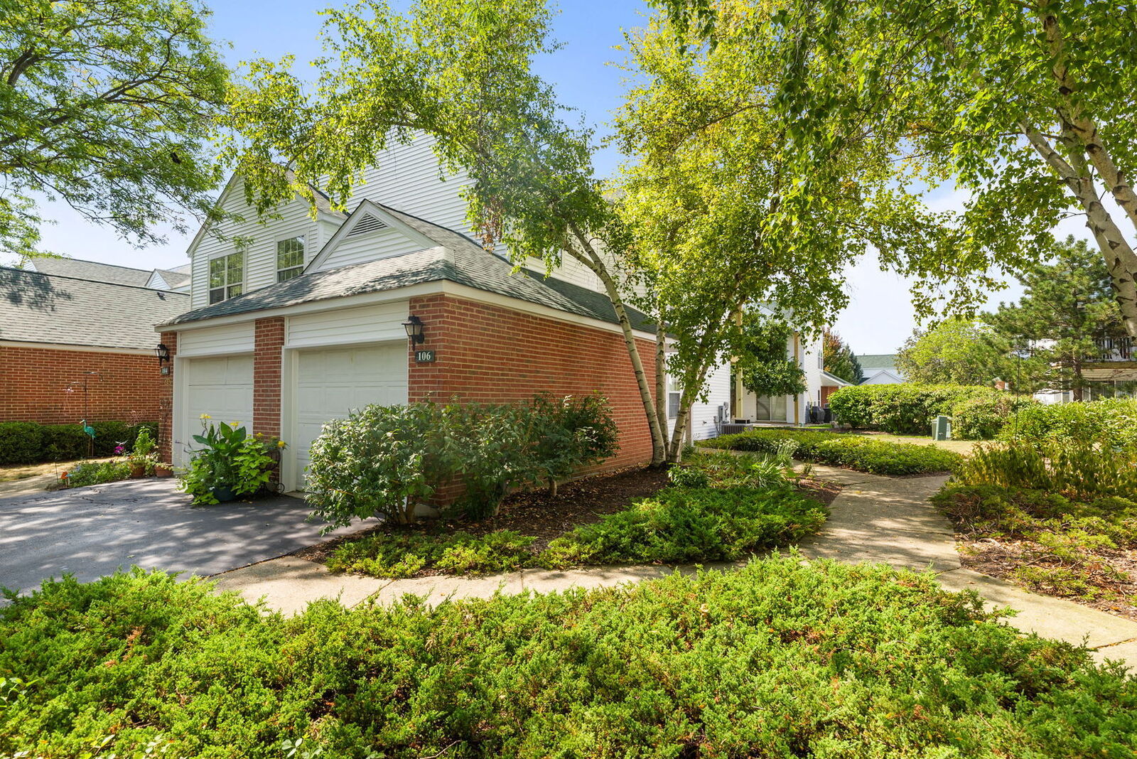 Property Photo:  106 Woodbury Lane  IL 60044 