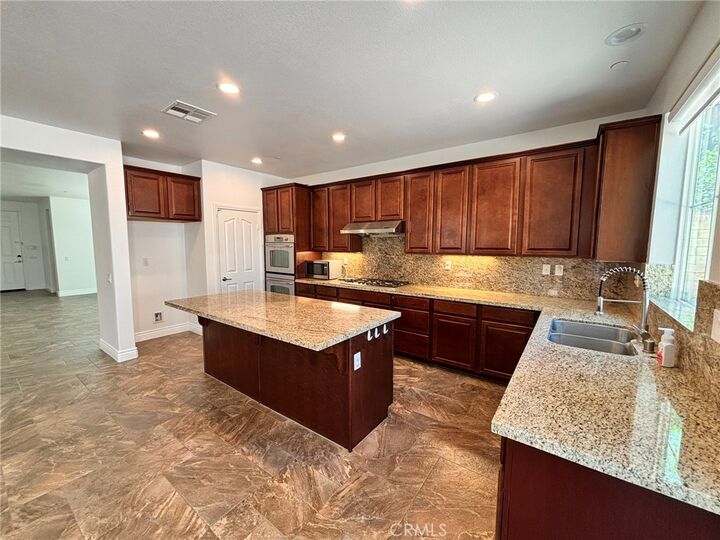 Property Photo:  28577 Las Canastas Dr  CA 91354 