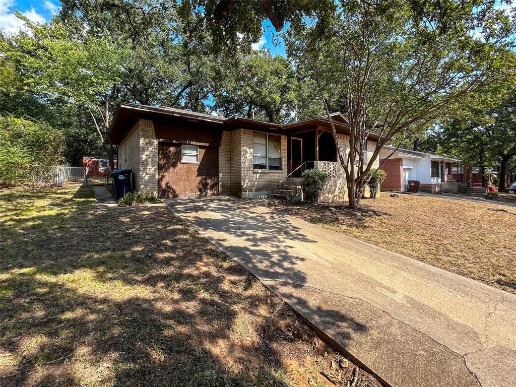 Property Photo:  2115 Mercedes Road  TX 76205 