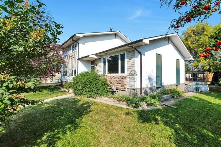 5436 53 Avenue  Lacombe AB T4L 1L4 photo