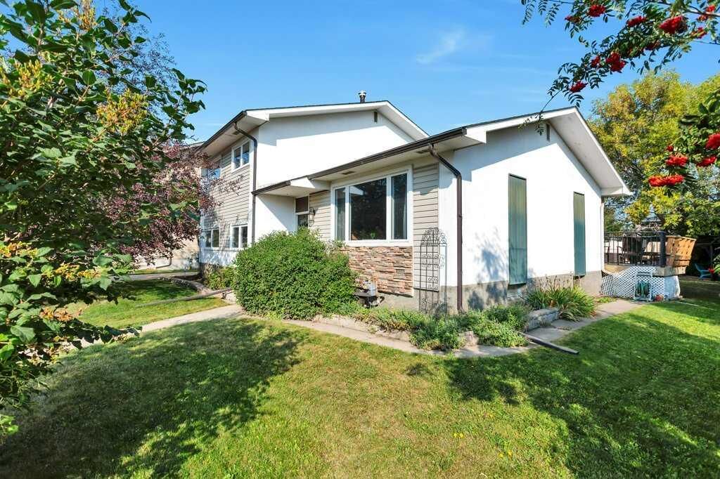 Property Photo: 5436 53 Avenue AB T4L 1L4