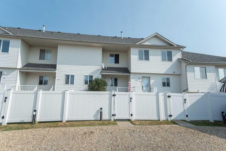 Property Photo:  33 Donlevy Avenue 27  AB T4R 3B6 