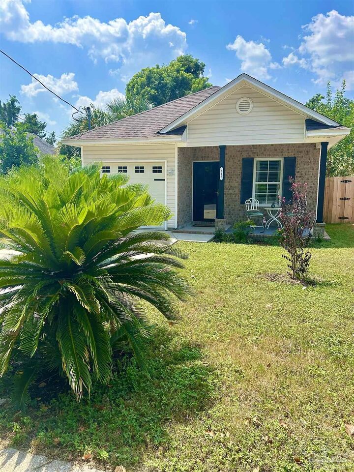 Property Photo:  515 N M St  FL 32501 