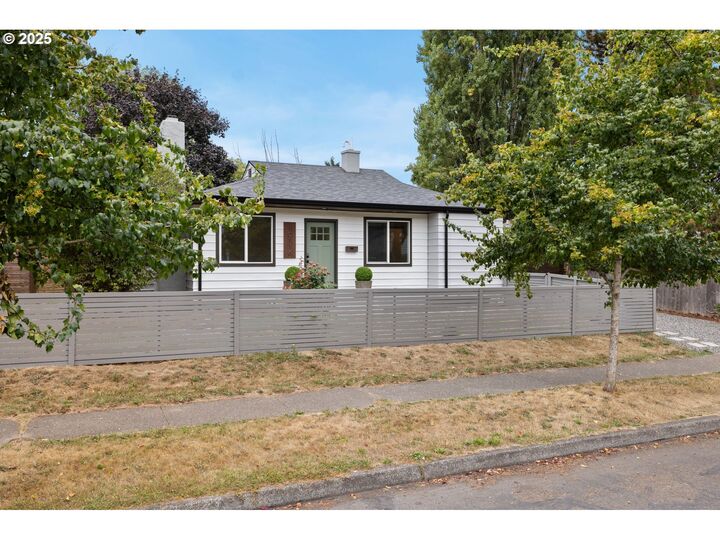 Property Photo:  10116 N Hudson St  OR 97203 