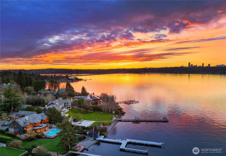 Property Photo:  7010 N Mercer Way  WA 98040 