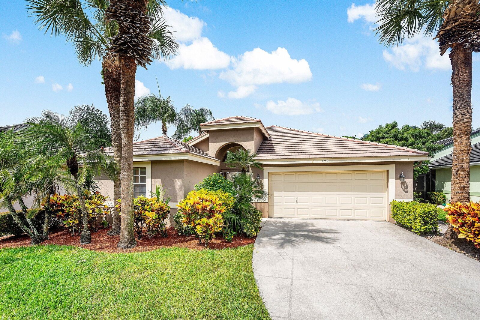 Property Photo:  790 Clearbrook Park Circle  FL 33445 