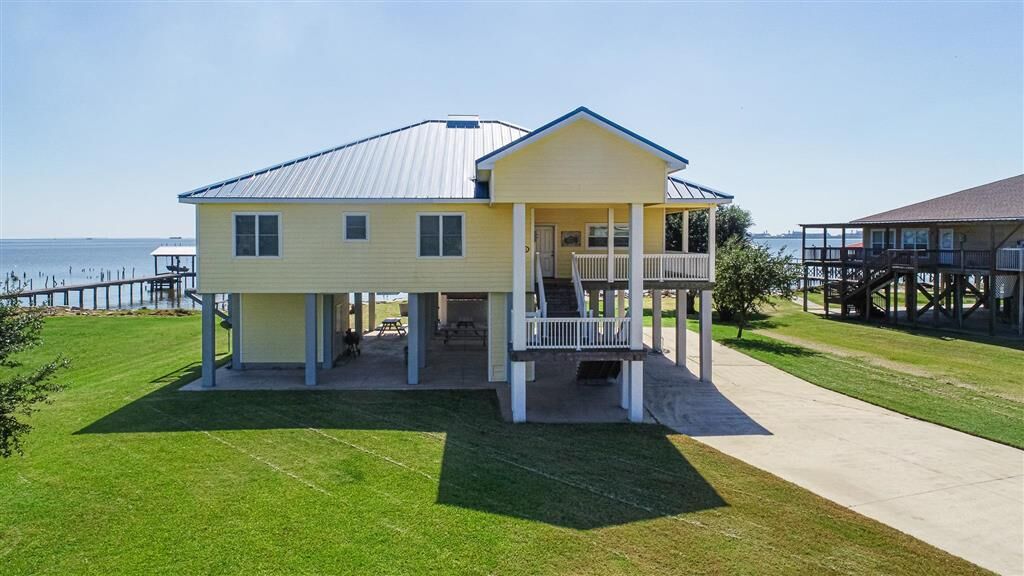 Property Photo: 3675 Lakeview Drive LA 70605