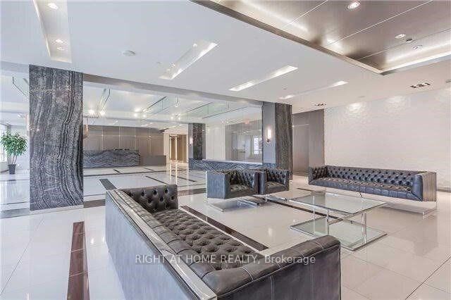 Property Photo: 7167 Yonge Street 716 ON L3T 0E1