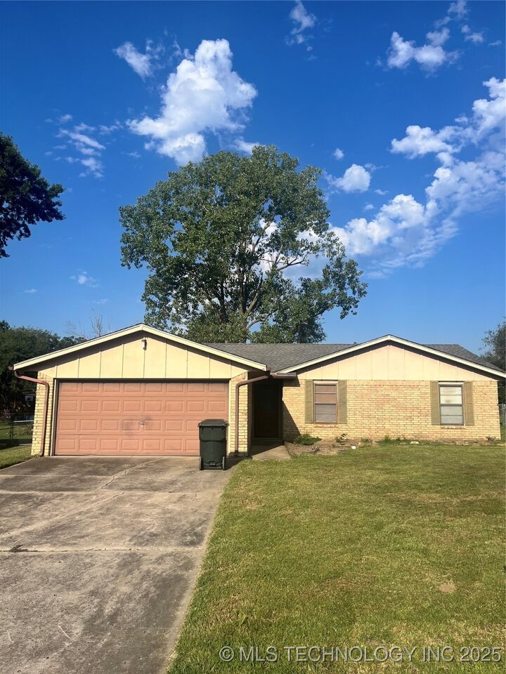 2507 Sarah Lane  Muskogee OK 74403 photo