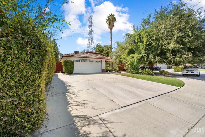 Property Photo:  7417 Maleta Court  CA 93308 