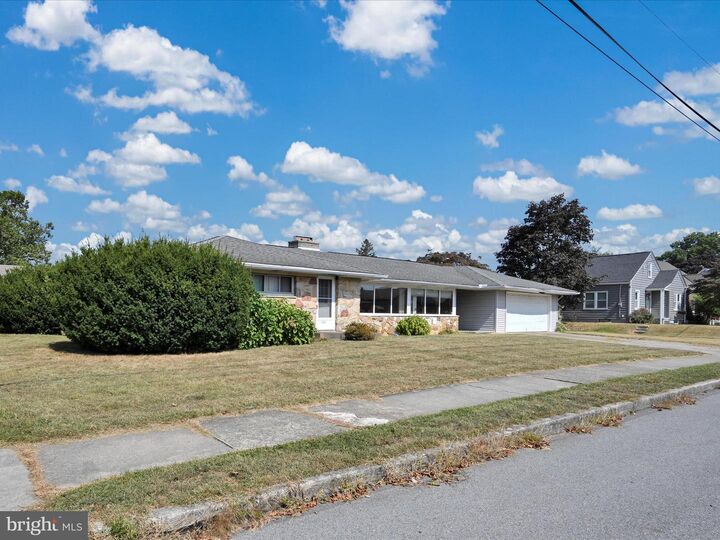 Property Photo:  501 W Oak Street  PA 17078 