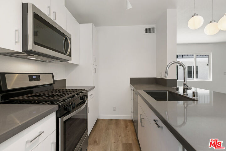 Property Photo: 6736 Woodley Ave CA 91406