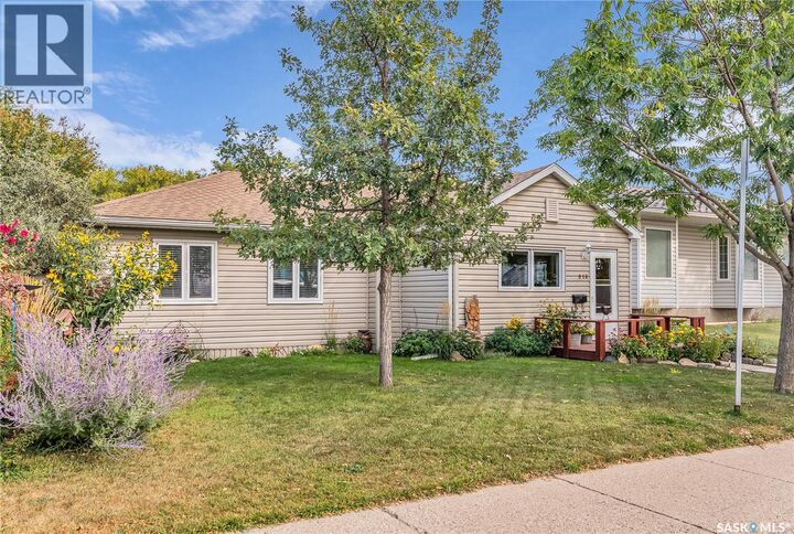 Property Photo:  918 L Avenue S  SK S7M 2J3 