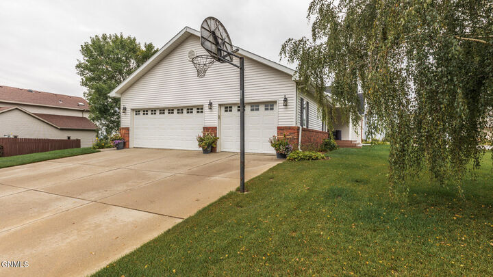 Property Photo: 609 Huron Drive ND 58503