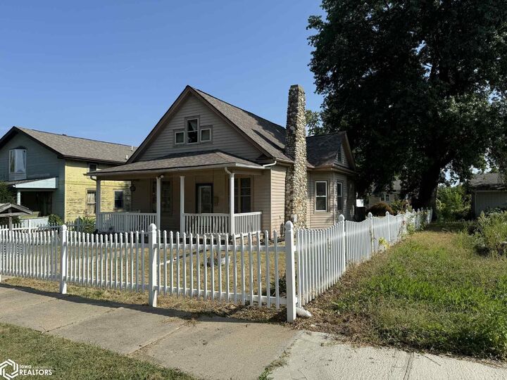 Property Photo:  1613 Des Moines Street  IA 52632
