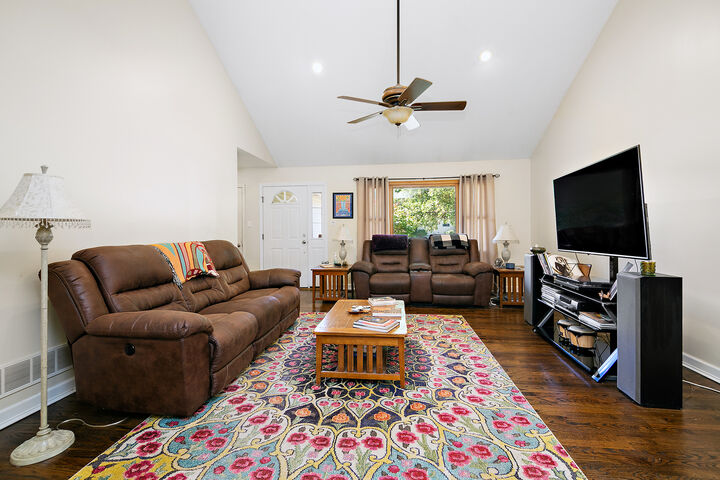 Property Photo:  450 S Walnut Street  IL 60950 