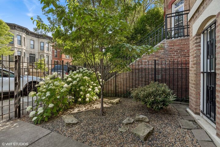 Property Photo:  2249 W Warren Boulevard  IL 60612 