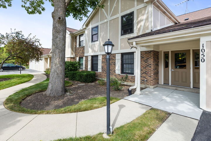 Property Photo:  1050 Southbury Lane C2  IL 60090 