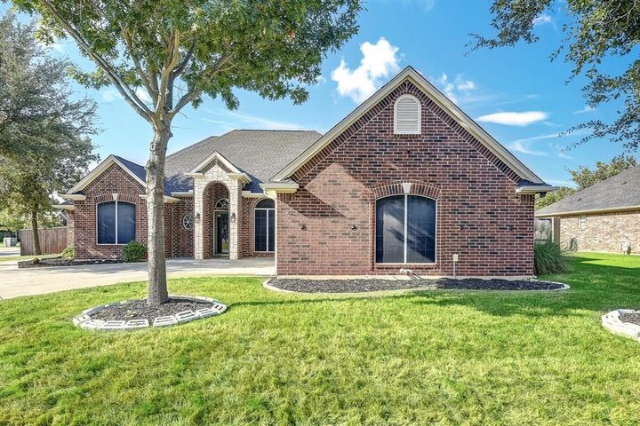 Property Photo: 600 Acorn Street TX 76258