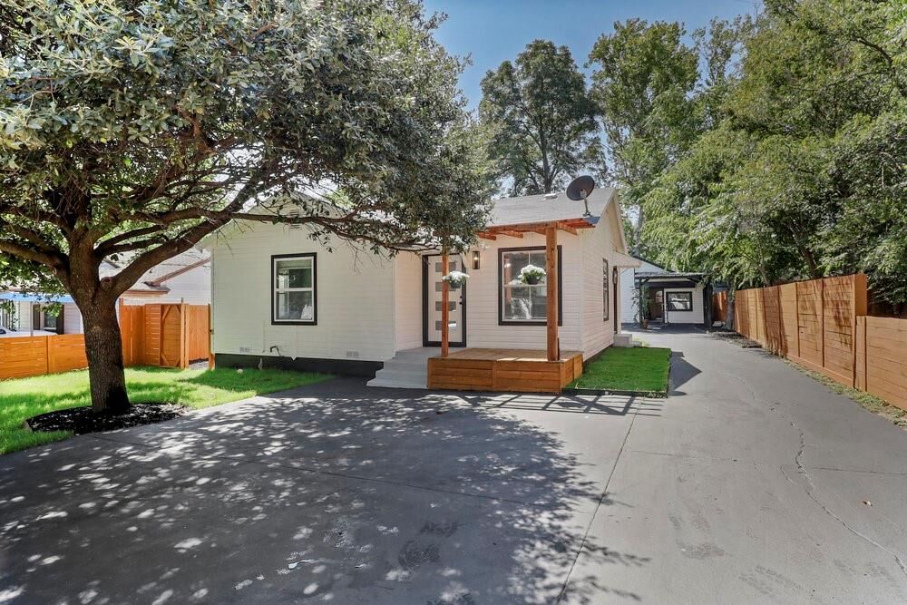 Property Photo:  3910 Shelley Boulevard  TX 75211 