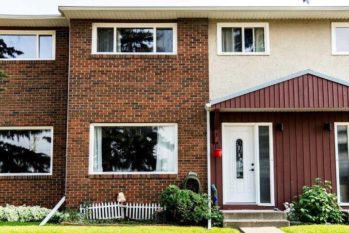 441 Switzer Drive 30  Hinton AB T7V 1Z7 photo