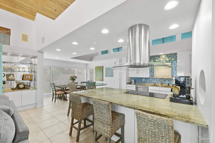 Property Photo:  208 Sabine Dr  FL 32561 